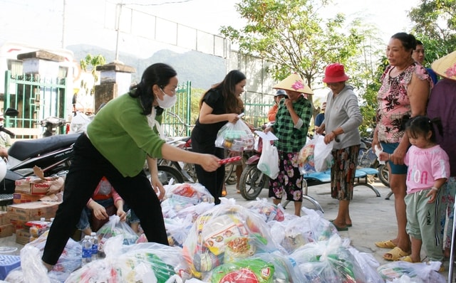 Chuyến xe Sức khỏe - Thương về miền Trung: Ấm tình sẻ chia tại xã Diên Điền- Ảnh 4.