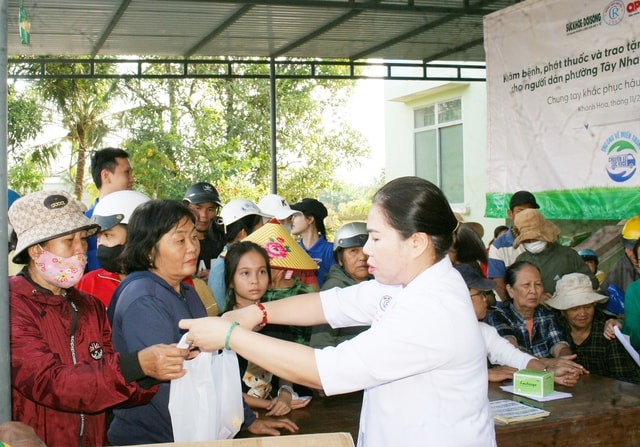 Chuyến xe Sức khỏe - Thương về miền Trung: Ấm tình sẻ chia tại xã Diên Điền- Ảnh 2.