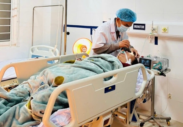 2 chị em nguy kịch vì đốt than sưởi ấm trong phòng kín- Ảnh 2.