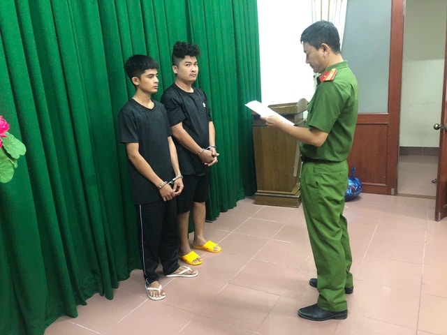 Đâm chết người sau mâu thuẫn tại quán karaoke - Ảnh 1. Đâm chết người sau mâu thuẫn tại quán karaoke - Ảnh 1.