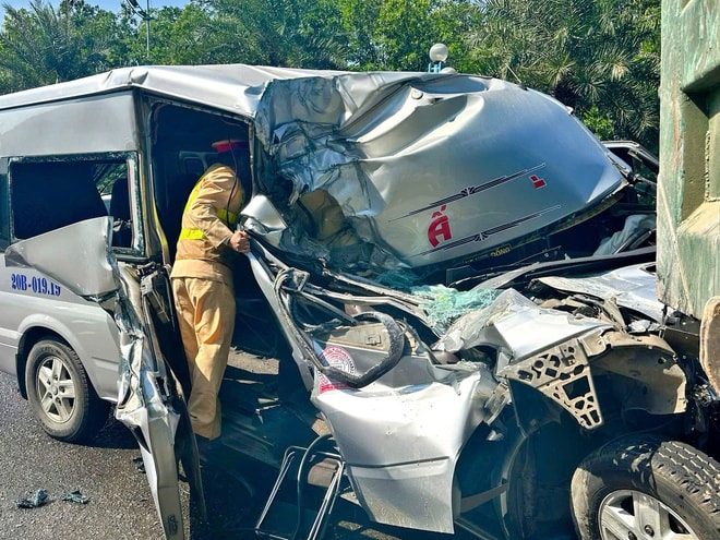 Tai nạn liên hoàn tại Hà Nội: Hành khách mắc kẹt trong ô tô được cứu sống- Ảnh 3. Tai nạn liên hoàn tại Hà Nội: Hành khách mắc kẹt trong ô tô được cứu sống- Ảnh 3.