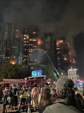 Số người thương vong trong vụ cháy chung cư ở Hong Kong (Trung Quốc) tiếp tục tăng- Ảnh 1.