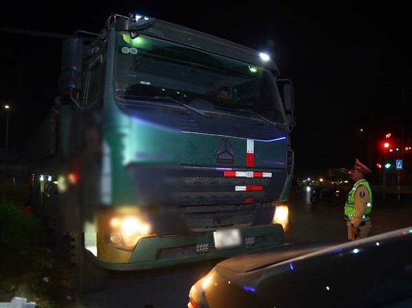 CSGT Hà Nội tuần tra xuyên đêm, phát hiện nhiều chiêu 'lách luật' của tài xế xe tải- Ảnh 2. CSGT Hà Nội tuần tra xuyên đêm, phát hiện nhiều chiêu 'lách luật' của tài xế xe tải- Ảnh 2.