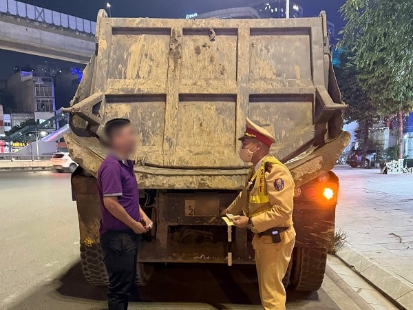 CSGT Hà Nội tuần tra xuyên đêm, phát hiện nhiều chiêu 'lách luật' của tài xế xe tải- Ảnh 4. CSGT Hà Nội tuần tra xuyên đêm, phát hiện nhiều chiêu 'lách luật' của tài xế xe tải- Ảnh 4.