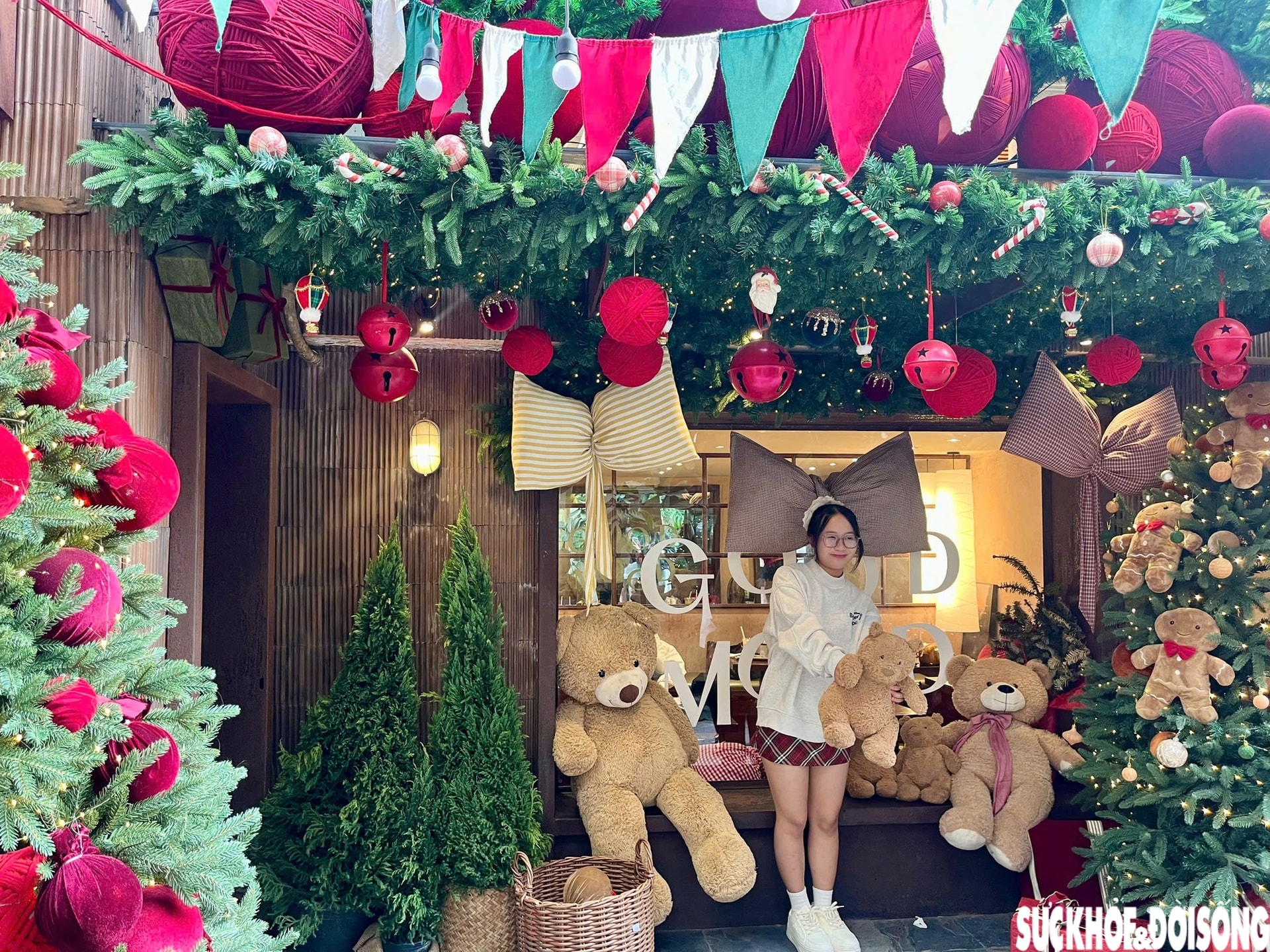 Ngõ nhỏ ở Hà Nội 'hút' giới trẻ trước mùa Giáng sinh- Ảnh 6.