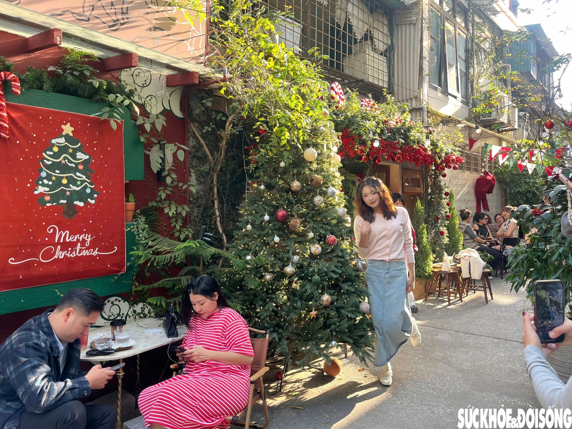 Ngõ nhỏ ở Hà Nội 'hút' giới trẻ trước mùa Giáng sinh- Ảnh 7.