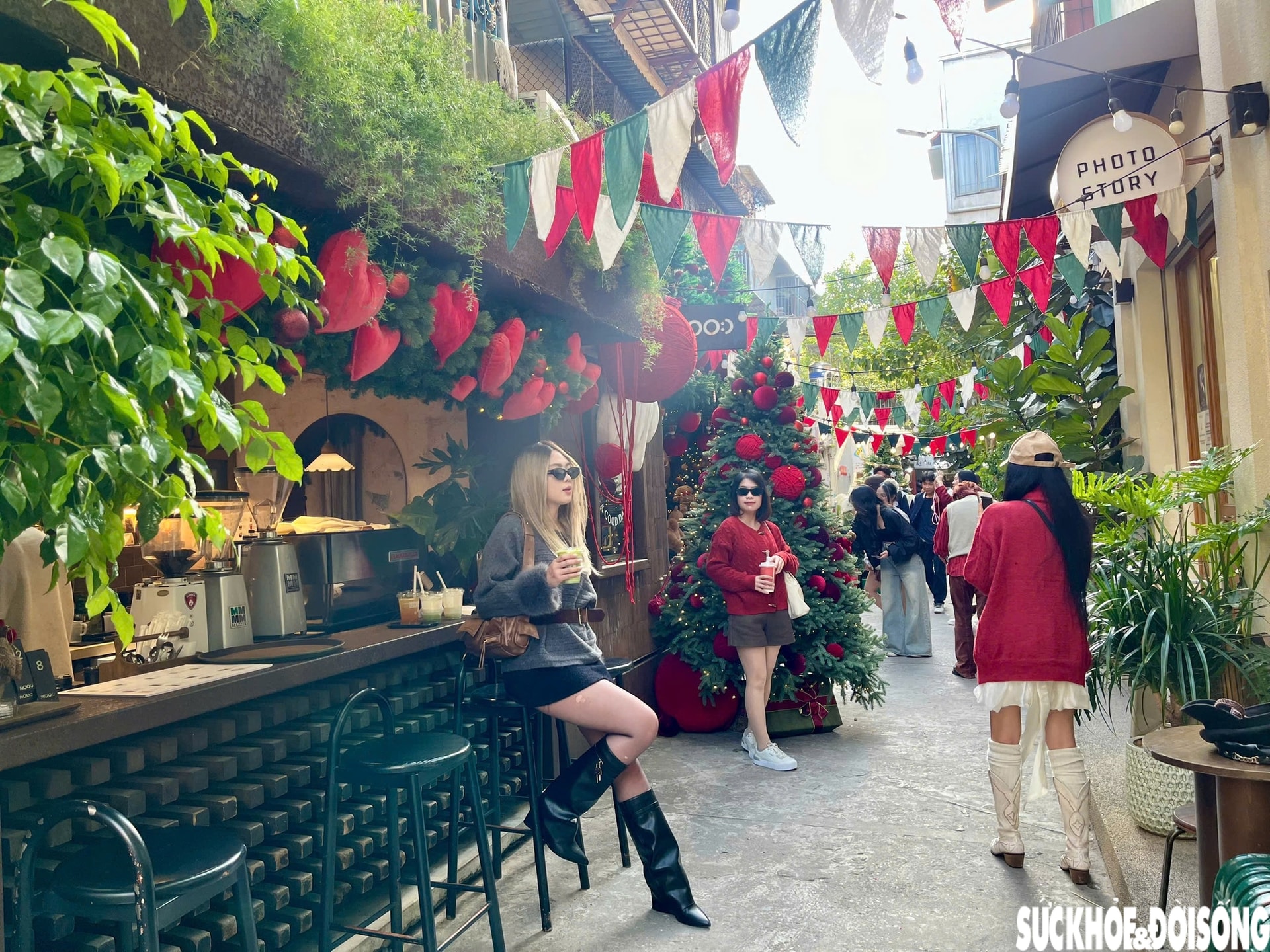 Ngõ nhỏ ở Hà Nội 'hút' giới trẻ trước mùa Giáng sinh- Ảnh 8.