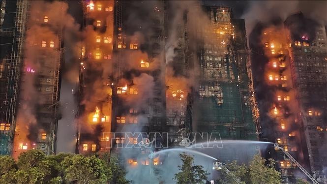 Vụ cháy chung cư ở Hong Kong: Lực lượng chức năng chạy đua cứu nạn- Ảnh 1.