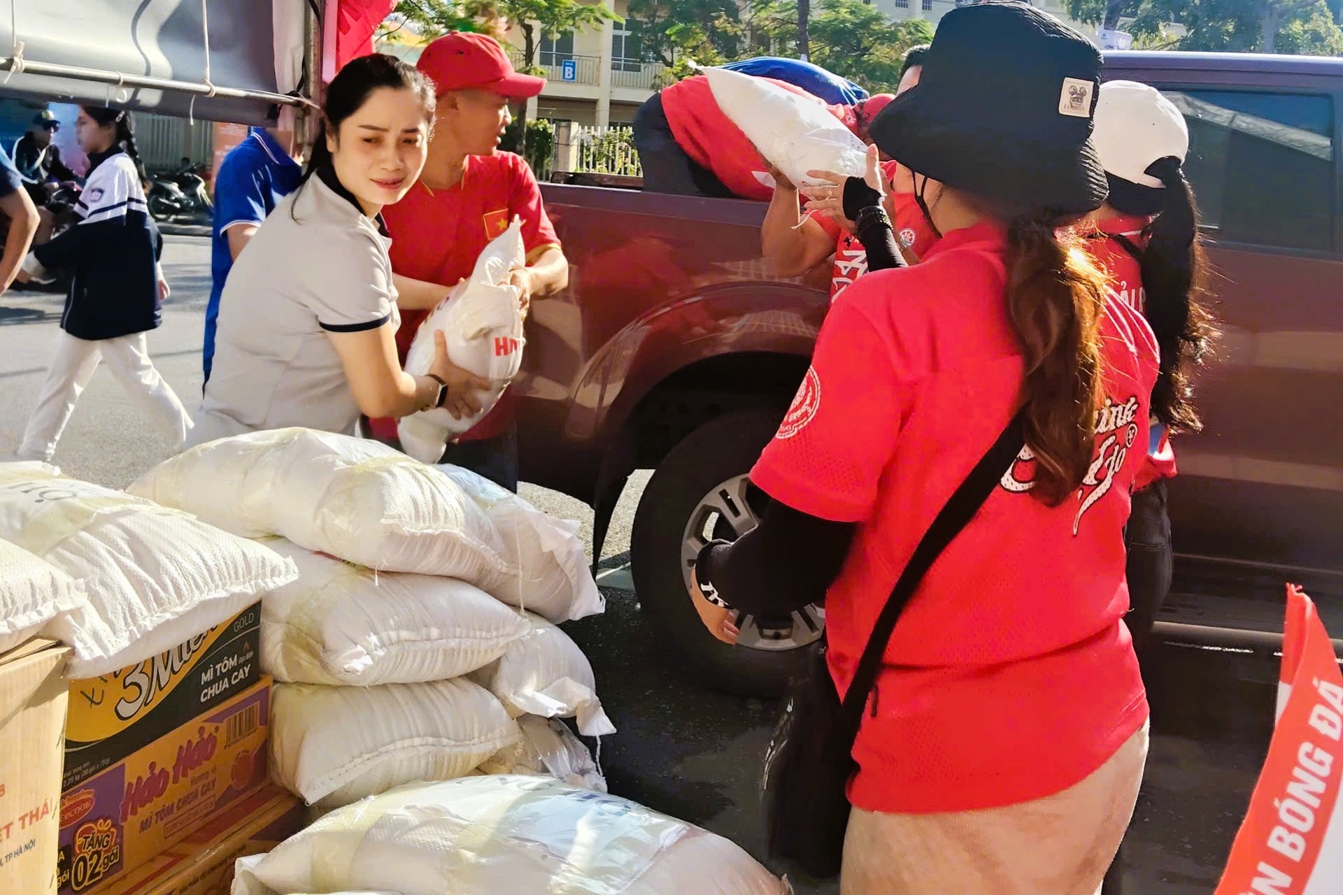 Hải Phòng chung tay cứu trợ Phú Yên khắc phục khó khăn sau lũ- Ảnh 2.