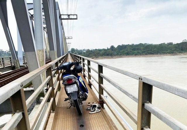 Bắt khẩn cấp người cha ôm 2 con nhảy cầu tự tử ở Quảng Ngãi- Ảnh 1.