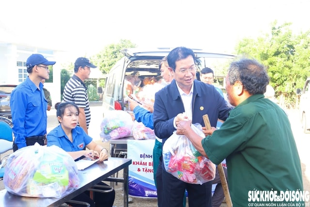 Hơn 1.600 người dân được khám bệnh, cấp thuốc và quà trong chương trình ‘Chuyến xe Sức khỏe – Thương về miền Trung’- Ảnh 6.