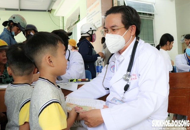 Hơn 1.600 người dân được khám bệnh, cấp thuốc và quà trong chương trình ‘Chuyến xe Sức khỏe – Thương về miền Trung’- Ảnh 4.