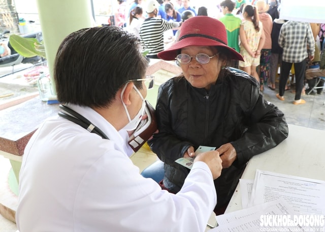 Hơn 1.600 người dân được khám bệnh, cấp thuốc và quà trong chương trình ‘Chuyến xe Sức khỏe – Thương về miền Trung’- Ảnh 3.