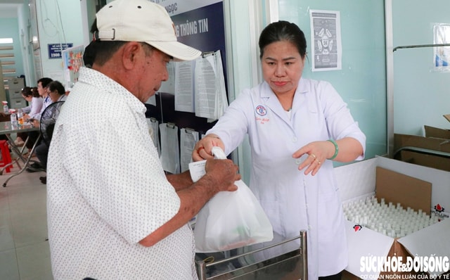 Hơn 1.600 người dân được khám bệnh, cấp thuốc và quà trong chương trình ‘Chuyến xe Sức khỏe – Thương về miền Trung’- Ảnh 2.