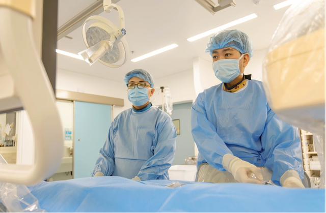 'Bít' mạch máu não bị rò, Bác sĩ FV cứu sống bệnh nhân đột quỵ nguy cấp- Ảnh 2.