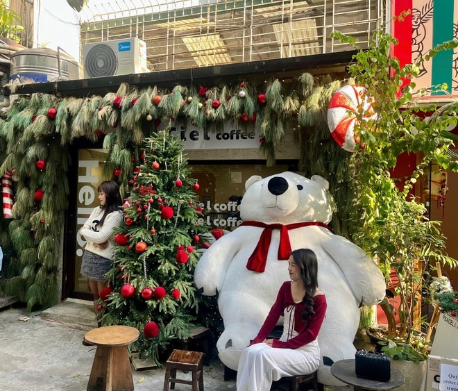 Ngõ nhỏ ở Hà Nội 'hút' giới trẻ trước mùa Giáng sinh- Ảnh 9.