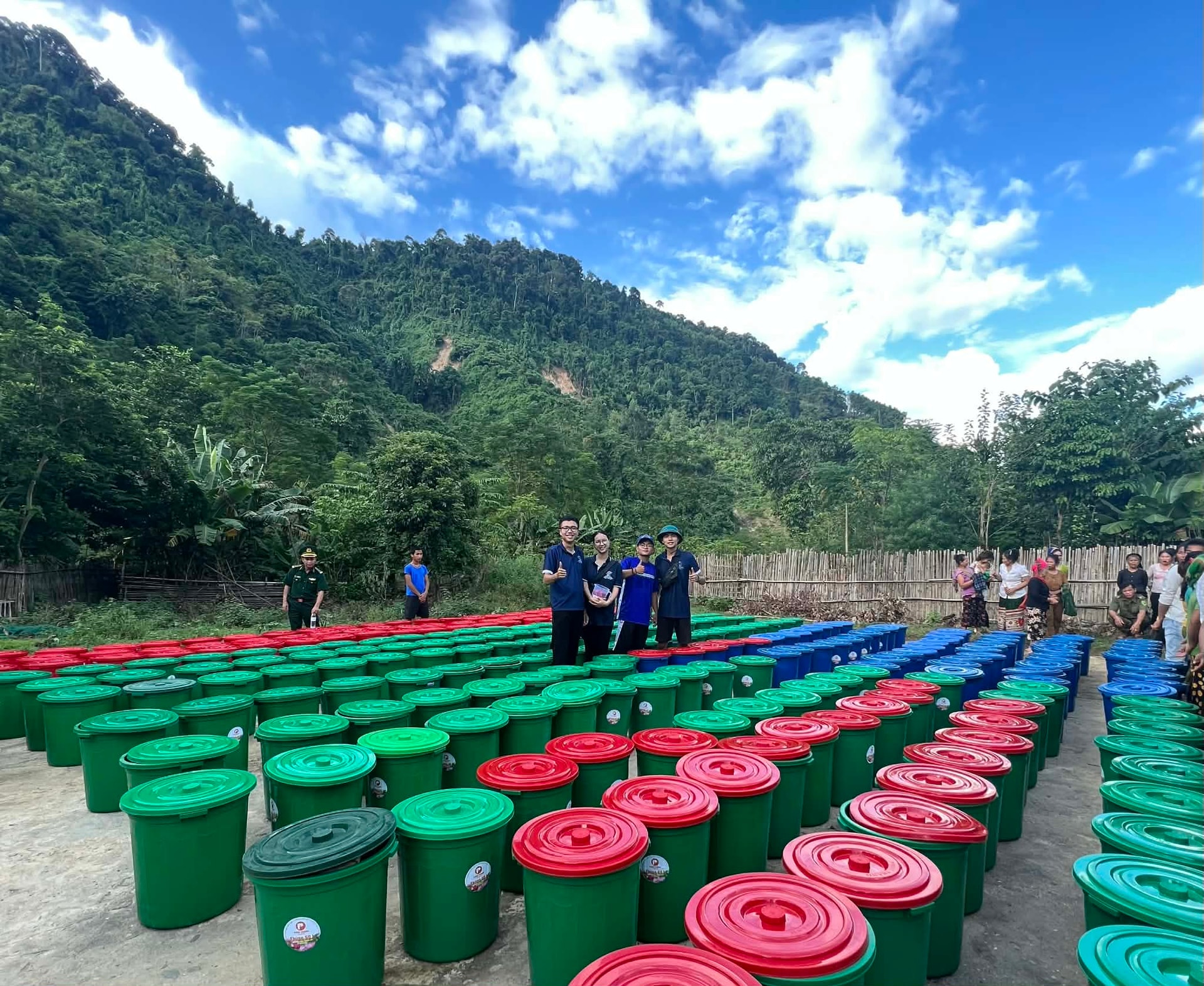 Lý do người Huế dùng thùng nhựa đựng hàng cứu trợ gửi bà con vùng lũ- Ảnh 4.