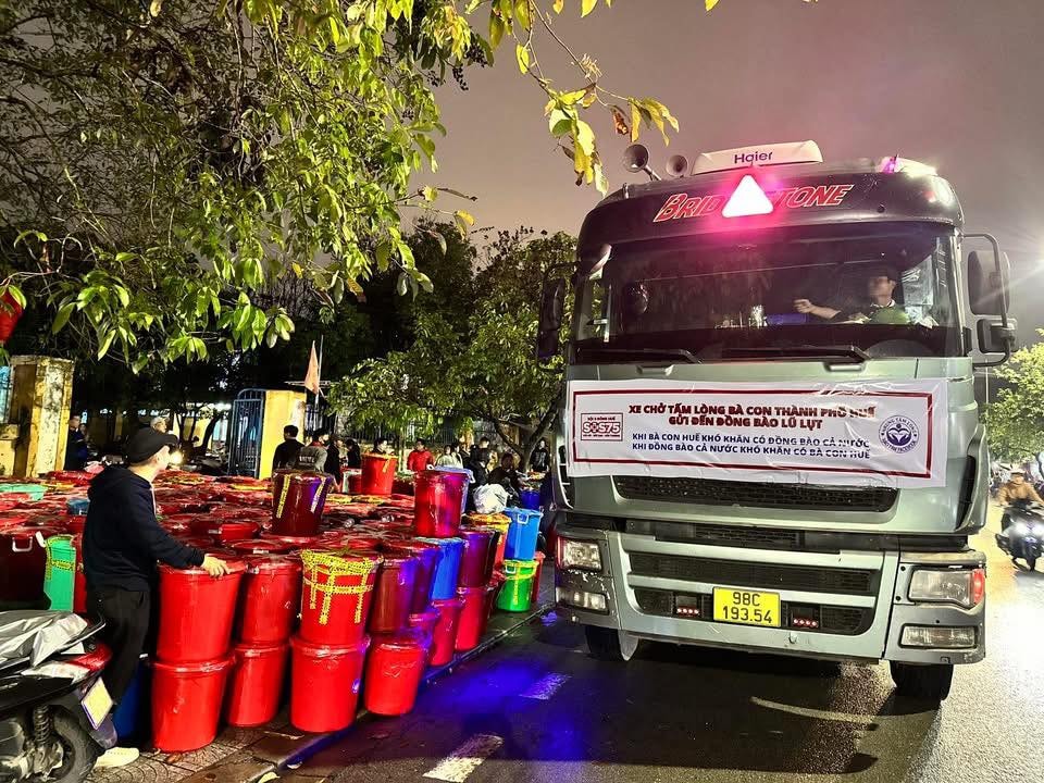 Lý do người Huế dùng thùng nhựa đựng hàng cứu trợ gửi bà con vùng lũ- Ảnh 1.