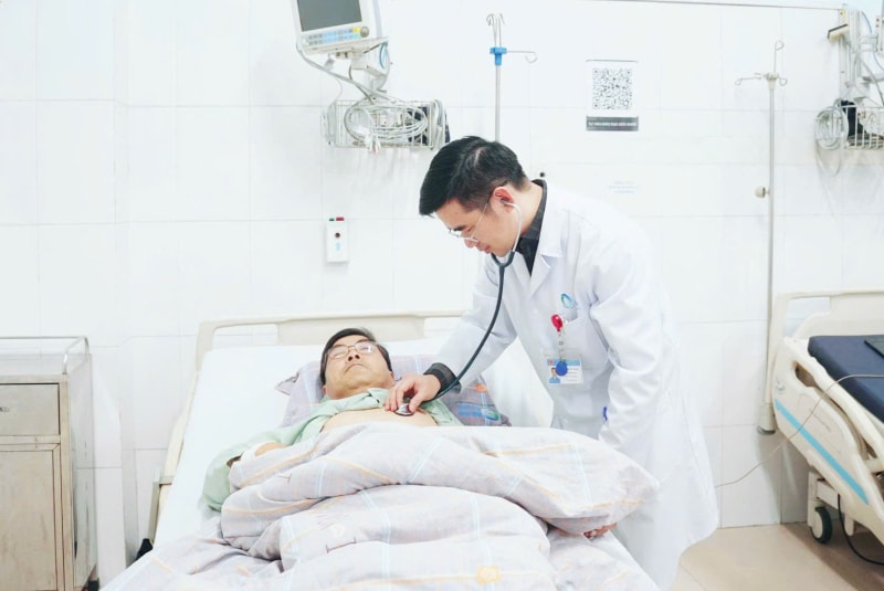 Kích hoạt 'báo động đỏ' lúc rạng sáng cứu sống du khách nước ngoài nhồi máu cơ tim cấp- Ảnh 2.