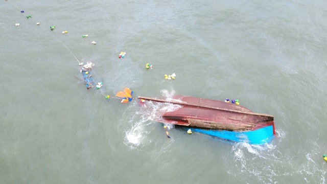 Vào bờ tránh bão, tàu cá bị sóng đánh chìm khiến 1 người tử vong, 2 người mất tích- Ảnh 1.