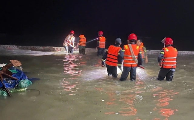 Người đàn ông bị sóng cuốn trôi mất tích khi bơi thuyền thúng ra biển trục vớt neo- Ảnh 1. Người đàn ông bị sóng cuốn trôi mất tích khi bơi thuyền thúng ra biển trục vớt neo- Ảnh 1.