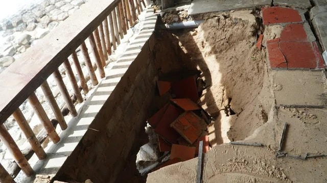 Tạm dừng hoạt động kinh doanh tại kè biển Mũi Né vì sạt lở- Ảnh 1. Tạm dừng hoạt động kinh doanh tại kè biển Mũi Né vì sạt lở- Ảnh 1.