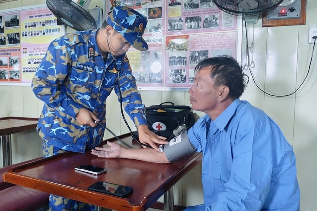 Cán bộ, chiến sĩ hải quân vượt sóng lớn cứu hai thuyền viên gặp nạn- Ảnh 2.