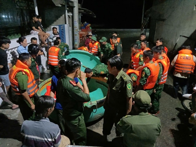 Người đàn ông bị sóng cuốn trôi mất tích khi bơi thuyền thúng ra biển trục vớt neo- Ảnh 2. Người đàn ông bị sóng cuốn trôi mất tích khi bơi thuyền thúng ra biển trục vớt neo- Ảnh 2.