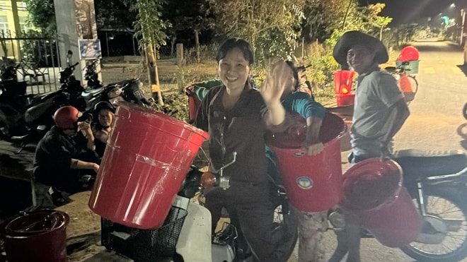 Lý do người Huế dùng thùng nhựa đựng hàng cứu trợ gửi bà con vùng lũ- Ảnh 2.