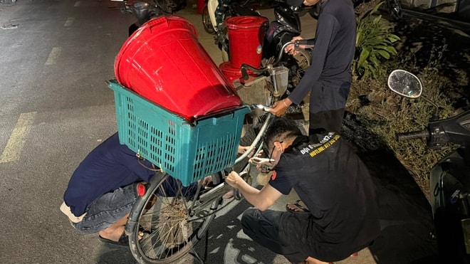 Lý do người Huế dùng thùng nhựa đựng hàng cứu trợ gửi bà con vùng lũ- Ảnh 3.