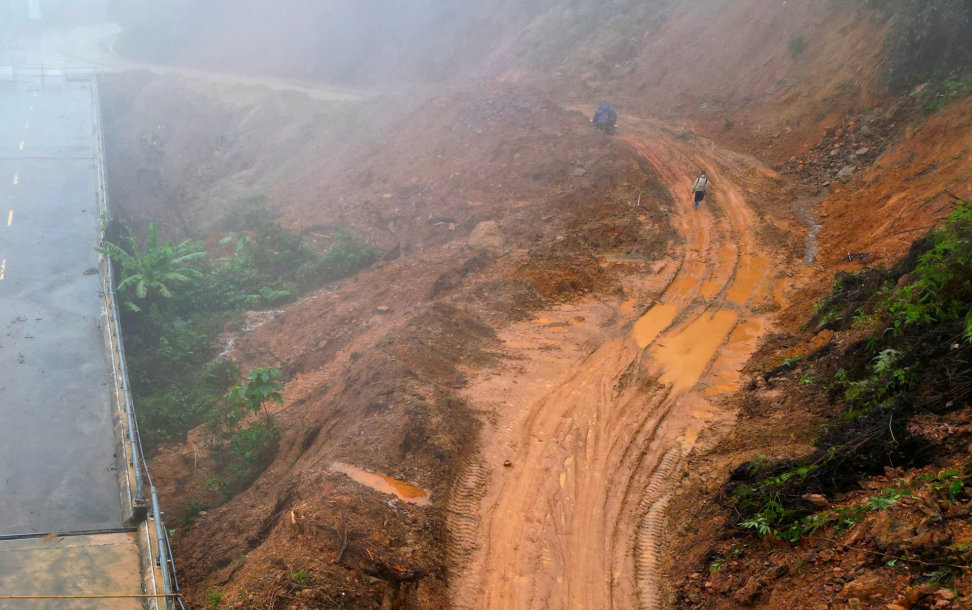 Cầu cạn trên đường Hồ Chí Minh bị xô nghiêng trong mưa lũ lịch sử hiện ra sao?- Ảnh 10.