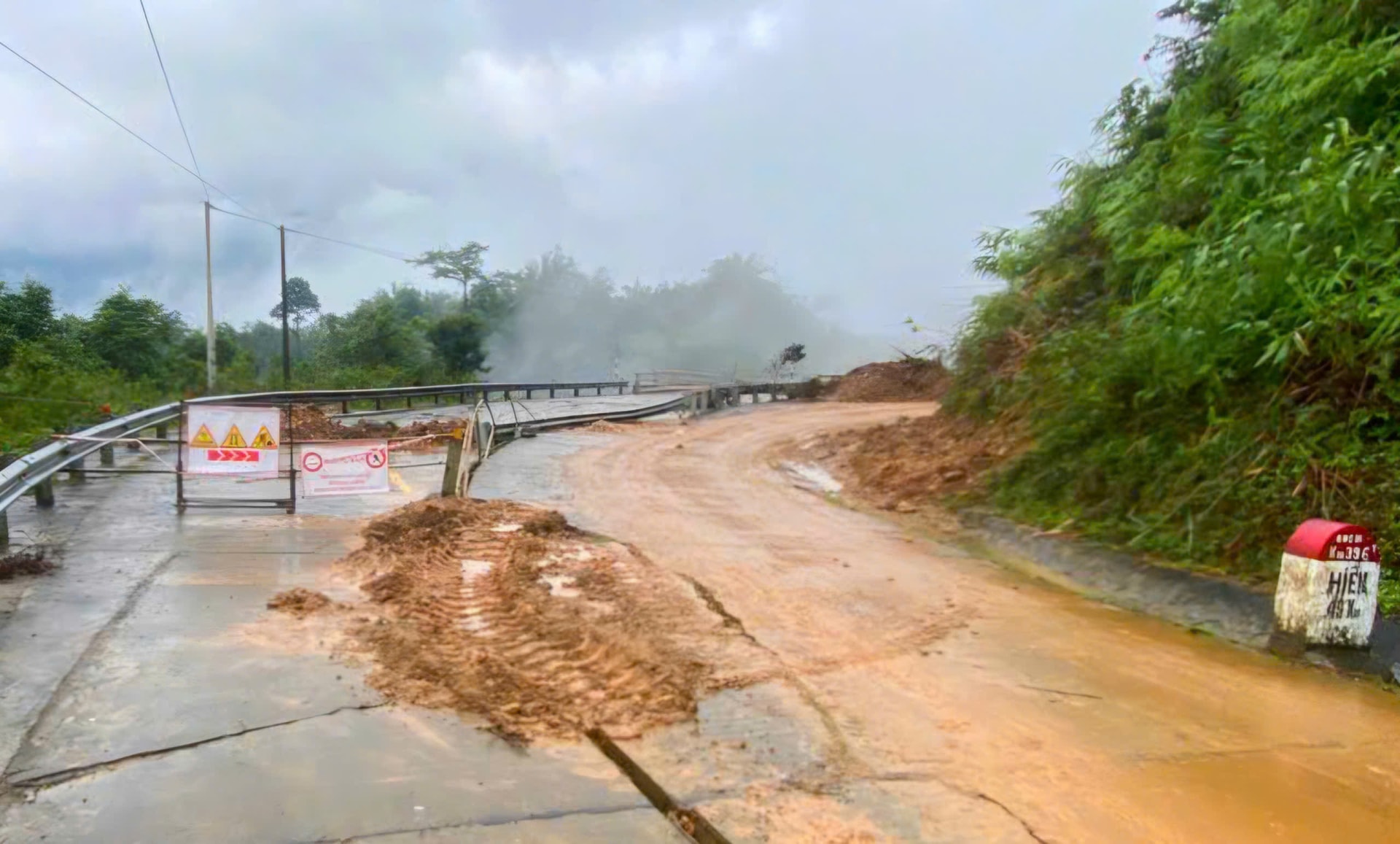 Cầu cạn trên đường Hồ Chí Minh bị xô nghiêng trong mưa lũ lịch sử hiện ra sao?- Ảnh 6.