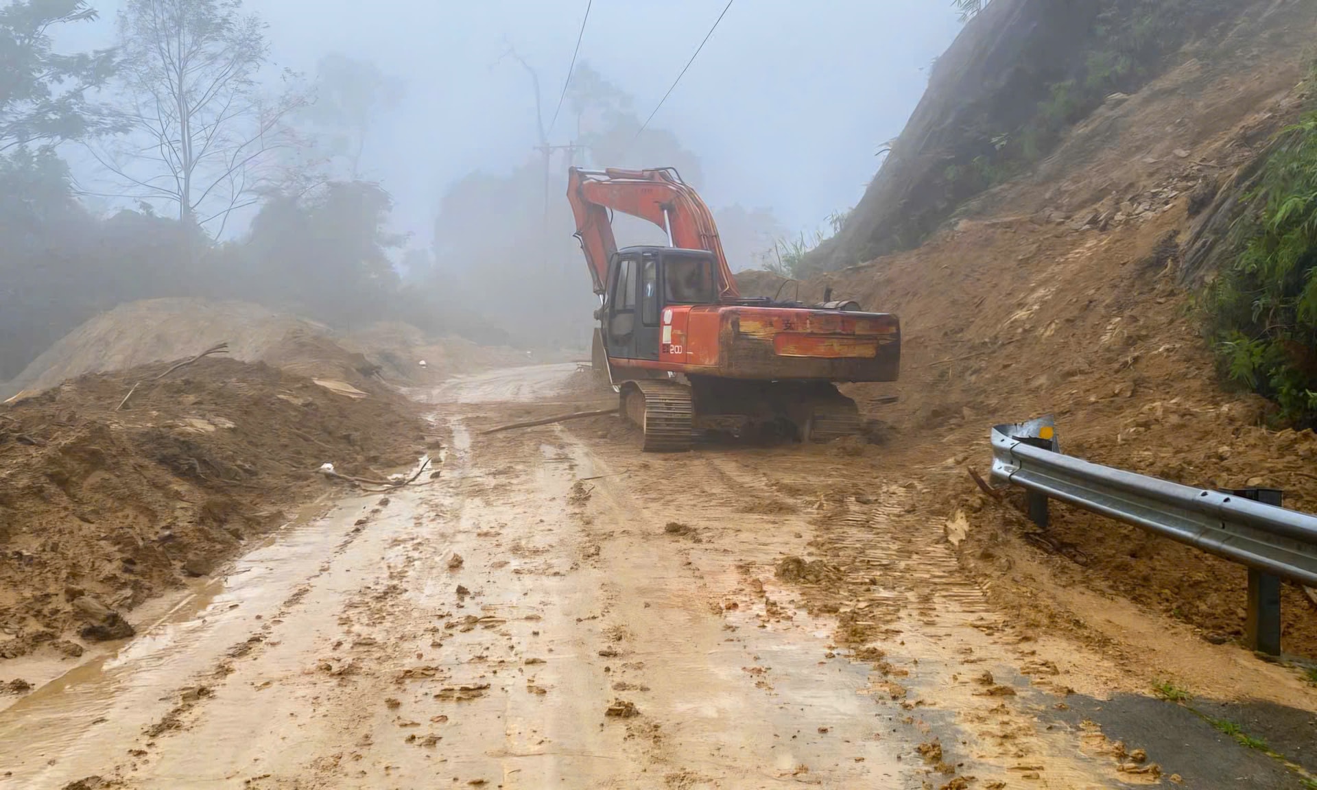 Cầu cạn trên đường Hồ Chí Minh bị xô nghiêng trong mưa lũ lịch sử hiện ra sao?- Ảnh 5.