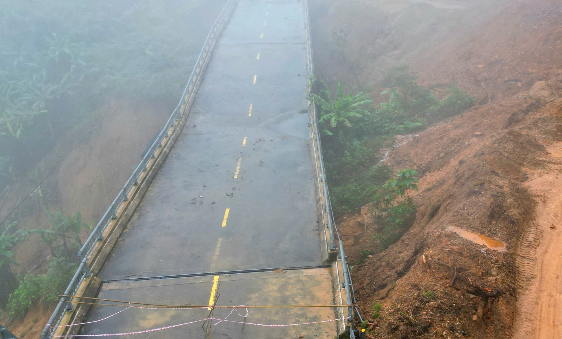 Cầu cạn trên đường Hồ Chí Minh bị xô nghiêng trong mưa lũ lịch sử hiện ra sao?- Ảnh 9.