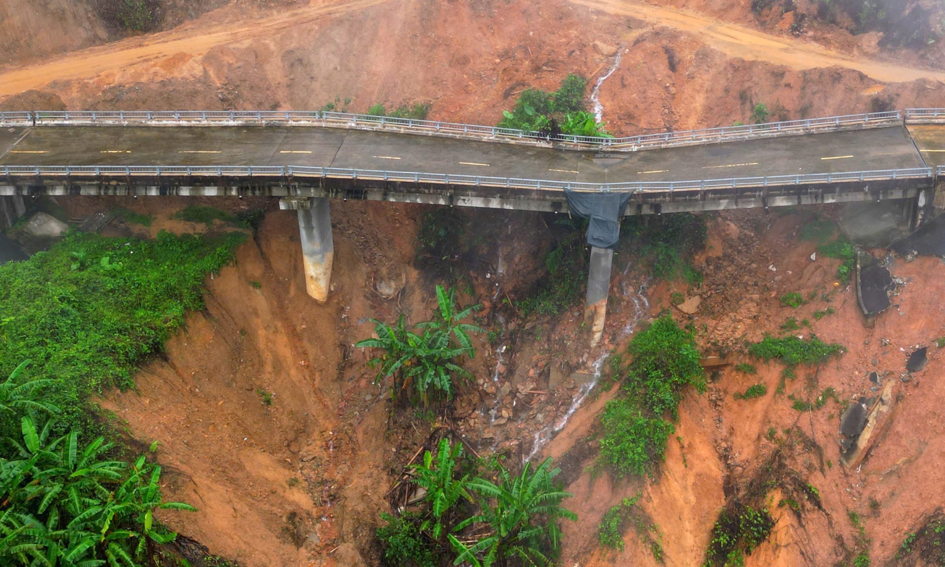 Cầu cạn trên đường Hồ Chí Minh bị xô nghiêng trong mưa lũ lịch sử hiện ra sao?- Ảnh 7.