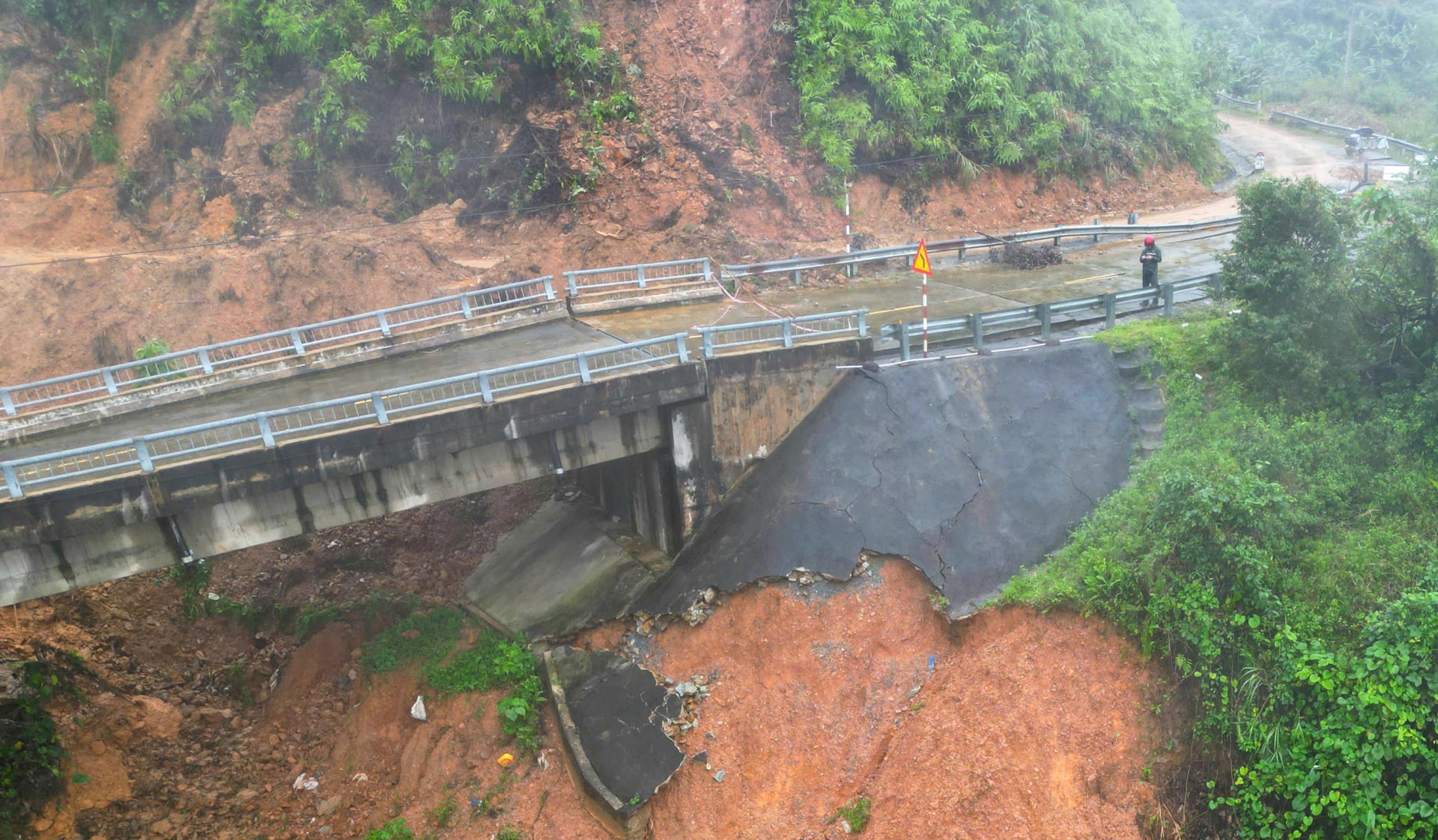 Cầu cạn trên đường Hồ Chí Minh bị xô nghiêng trong mưa lũ lịch sử hiện ra sao?- Ảnh 8.