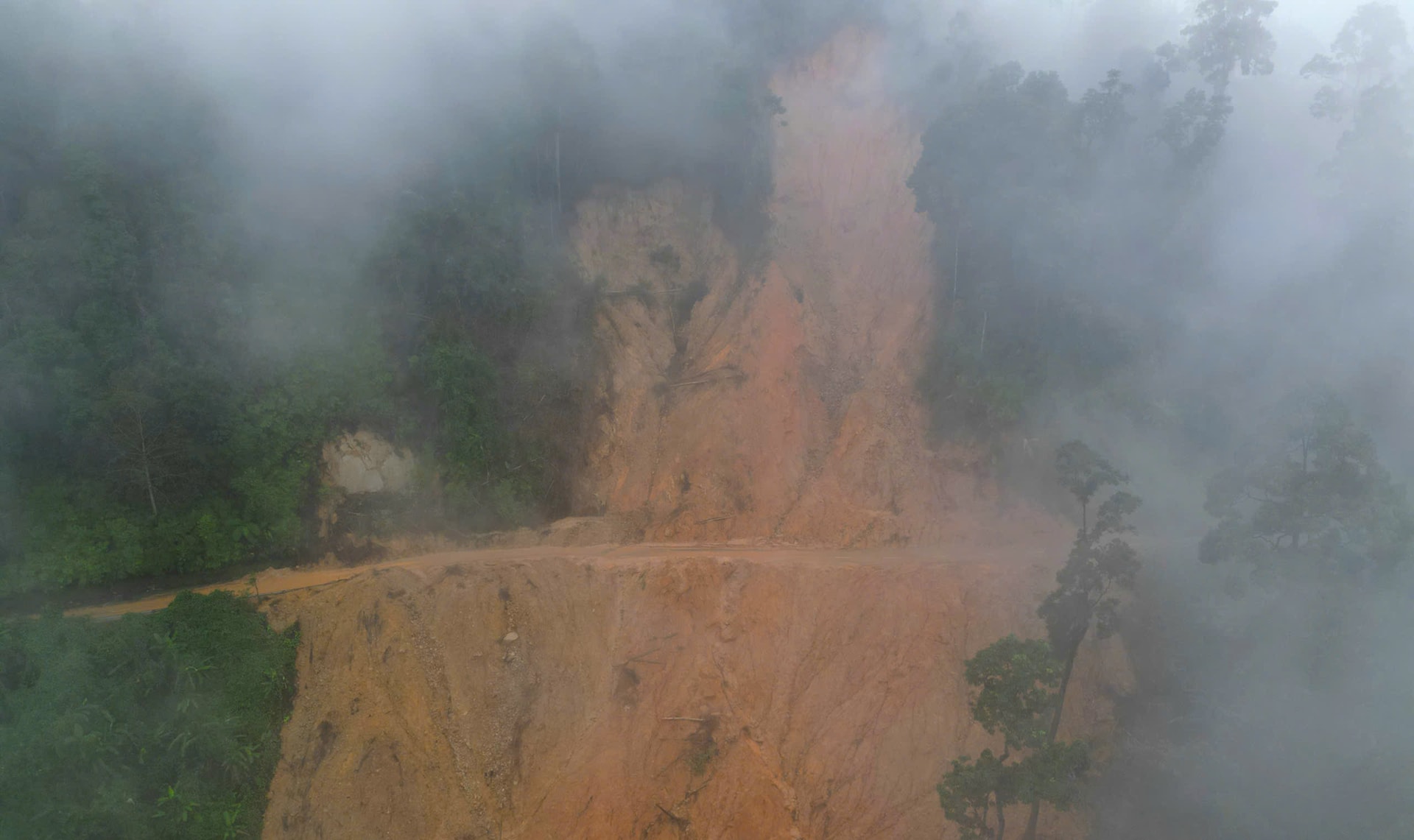 Cầu cạn trên đường Hồ Chí Minh bị xô nghiêng trong mưa lũ lịch sử hiện ra sao?- Ảnh 3.