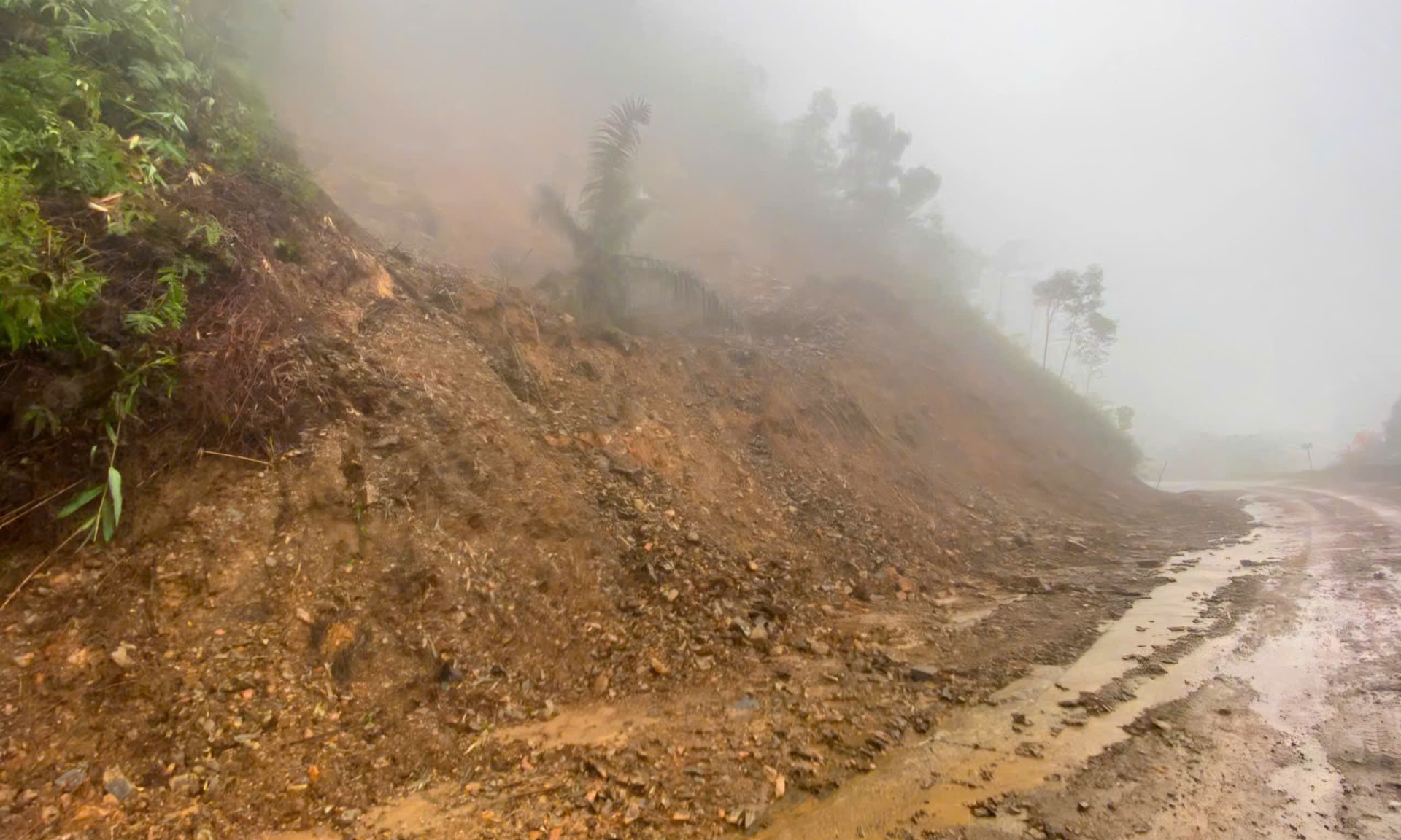 Cầu cạn trên đường Hồ Chí Minh bị xô nghiêng trong mưa lũ lịch sử hiện ra sao?- Ảnh 4.
