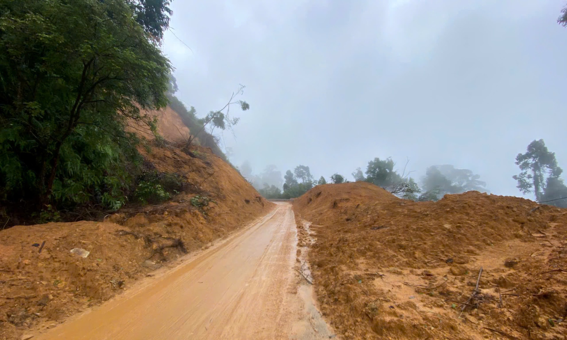 Cầu cạn trên đường Hồ Chí Minh bị xô nghiêng trong mưa lũ lịch sử hiện ra sao?- Ảnh 1.