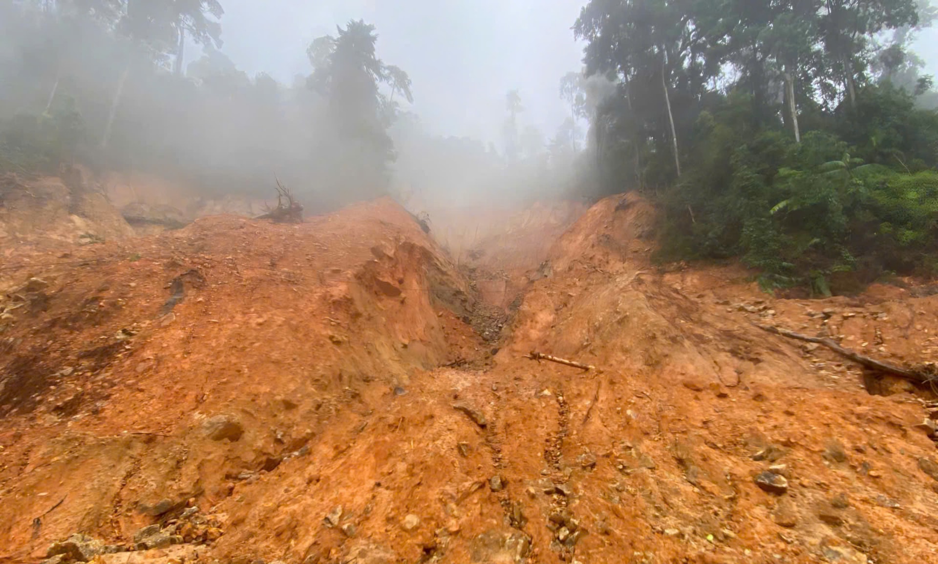 Cầu cạn trên đường Hồ Chí Minh bị xô nghiêng trong mưa lũ lịch sử hiện ra sao?- Ảnh 2.