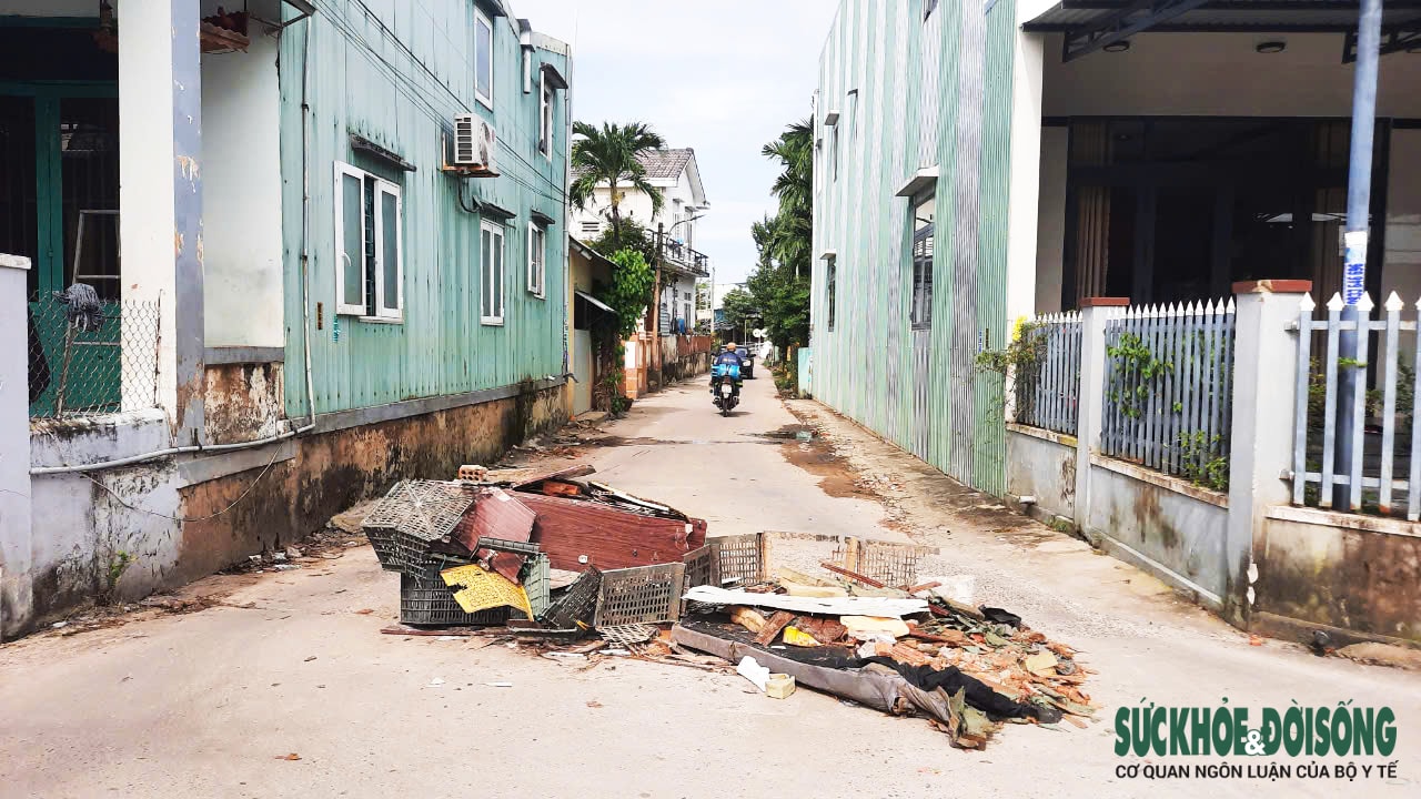 Cận cảnh ô tô ào ạt 'chui' vào đường làng để né trạm thu phí trên Quốc lộ 1- Ảnh 1.