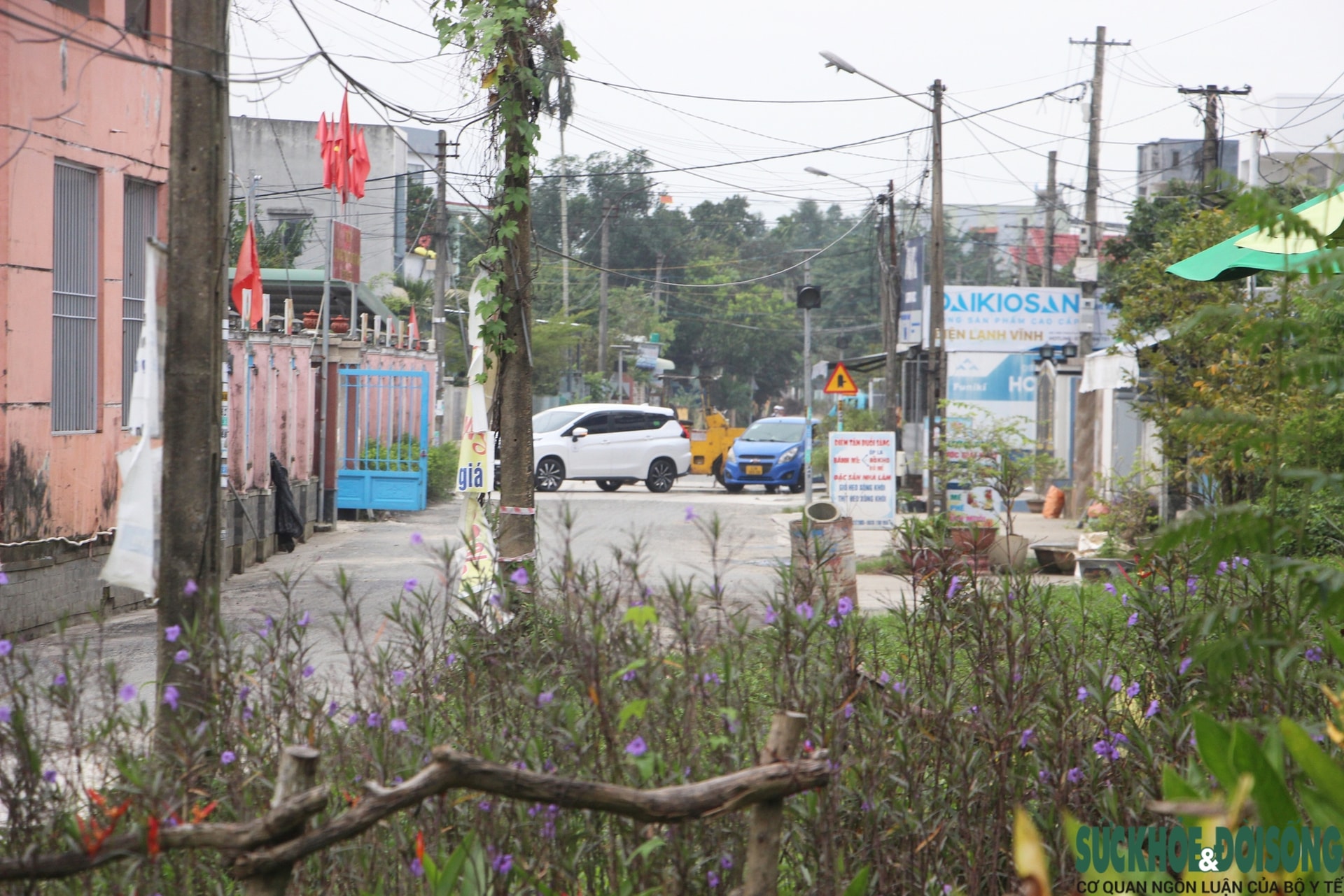 Cận cảnh ô tô ào ạt 'chui' vào đường làng để né trạm thu phí trên Quốc lộ 1- Ảnh 2.