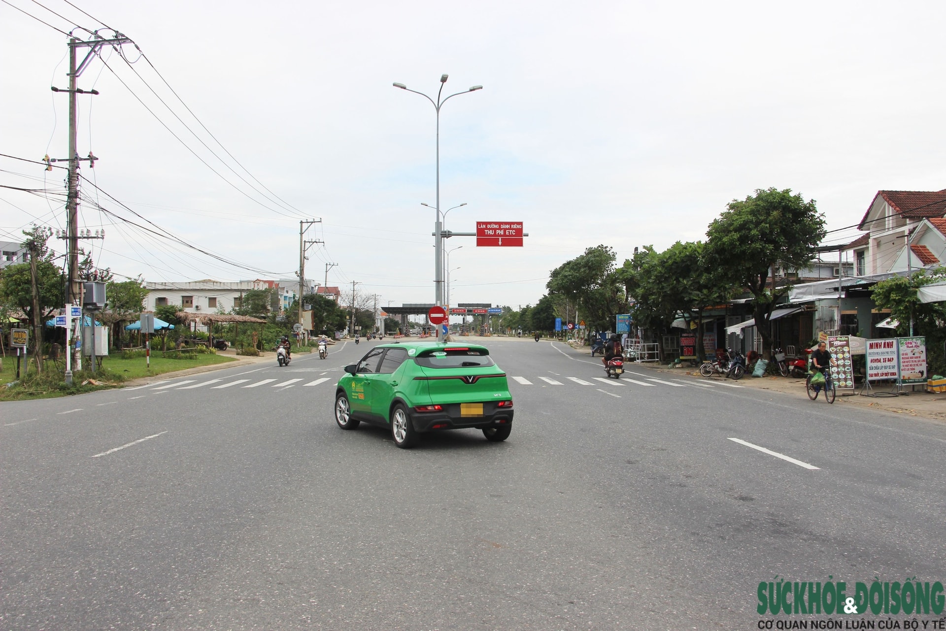 Cận cảnh ô tô ào ạt 'chui' vào đường làng để né trạm thu phí trên Quốc lộ 1- Ảnh 3.