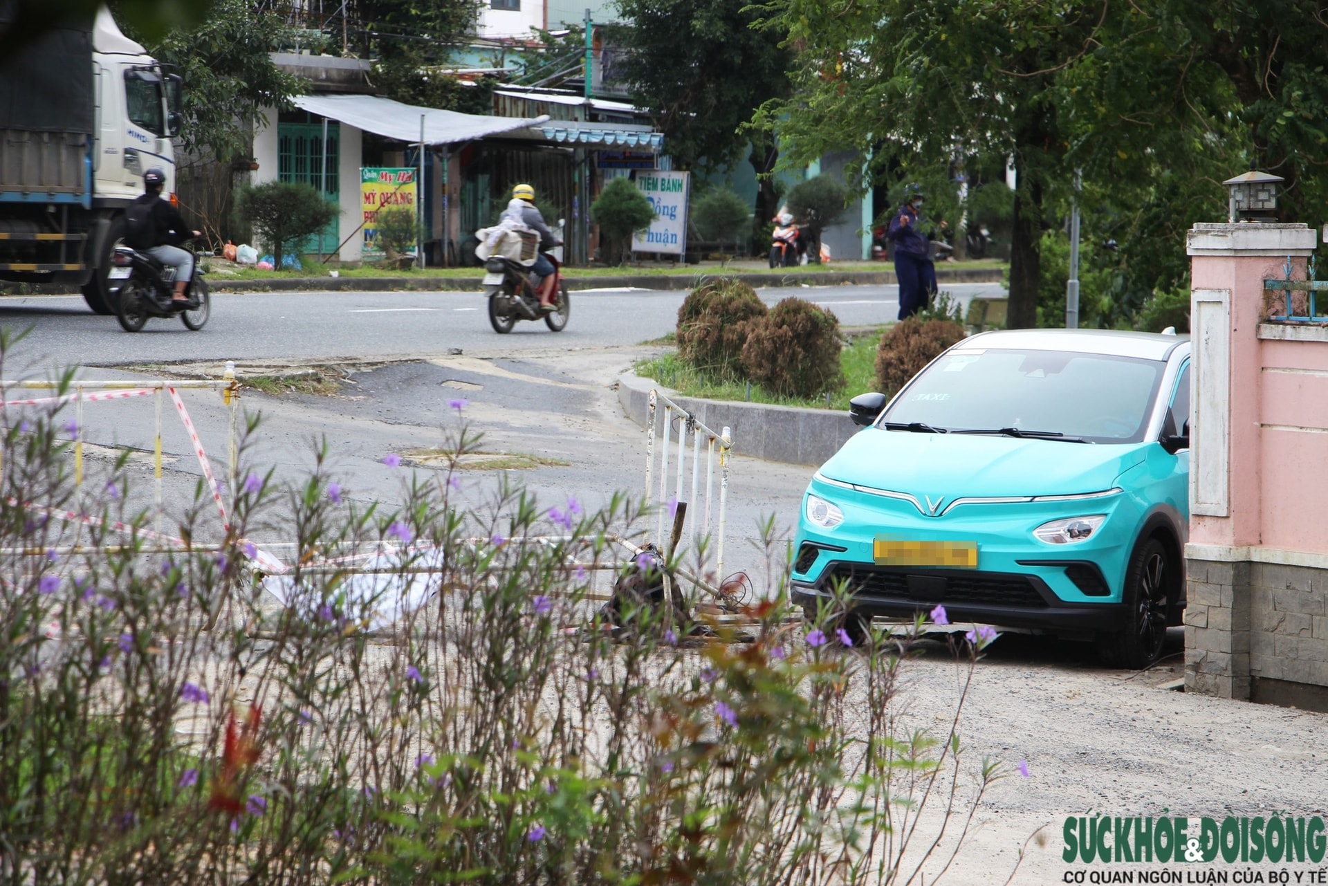 Cận cảnh ô tô ào ạt 'chui' vào đường làng để né trạm thu phí trên Quốc lộ 1- Ảnh 4.