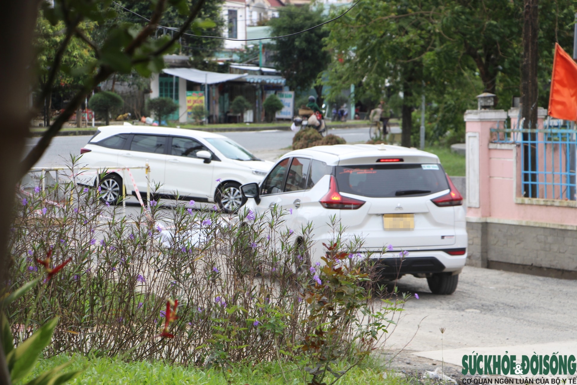 Cận cảnh ô tô ào ạt 'chui' vào đường làng để né trạm thu phí trên Quốc lộ 1- Ảnh 5.