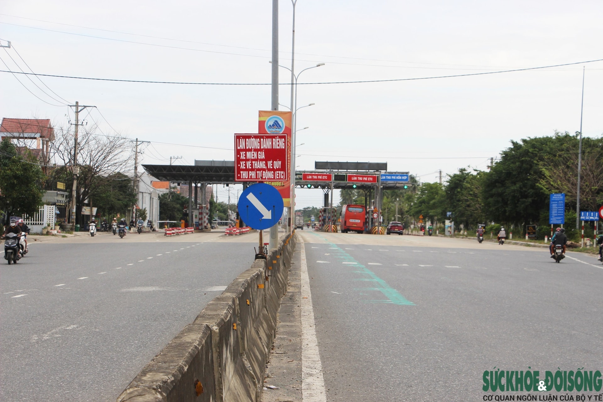 Cận cảnh ô tô ào ạt 'chui' vào đường làng để né trạm thu phí trên Quốc lộ 1- Ảnh 6.