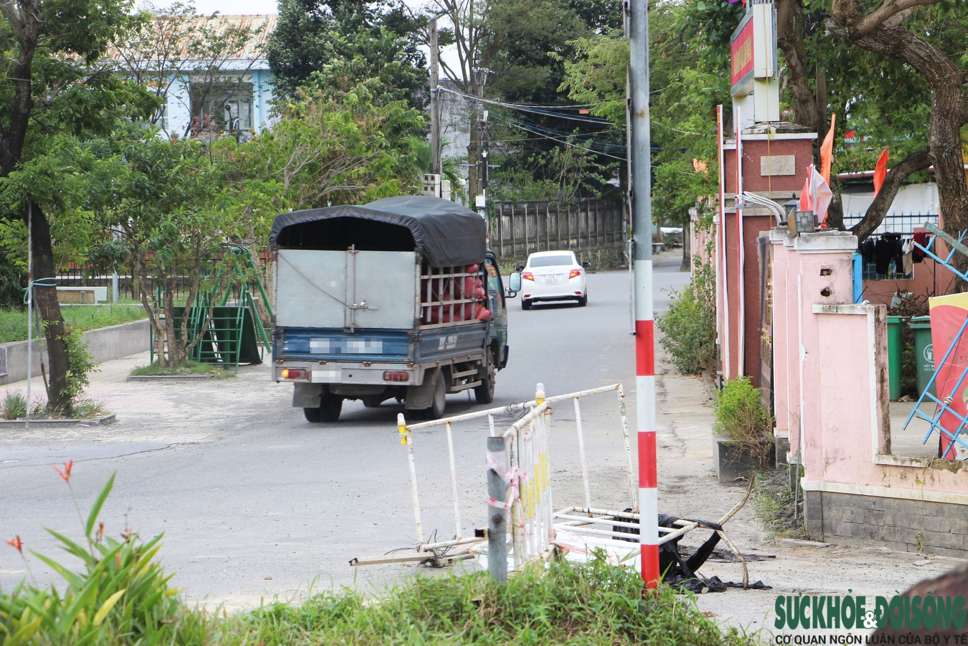 Cận cảnh ô tô ào ạt 'chui' vào đường làng để né trạm thu phí trên Quốc lộ 1- Ảnh 7.