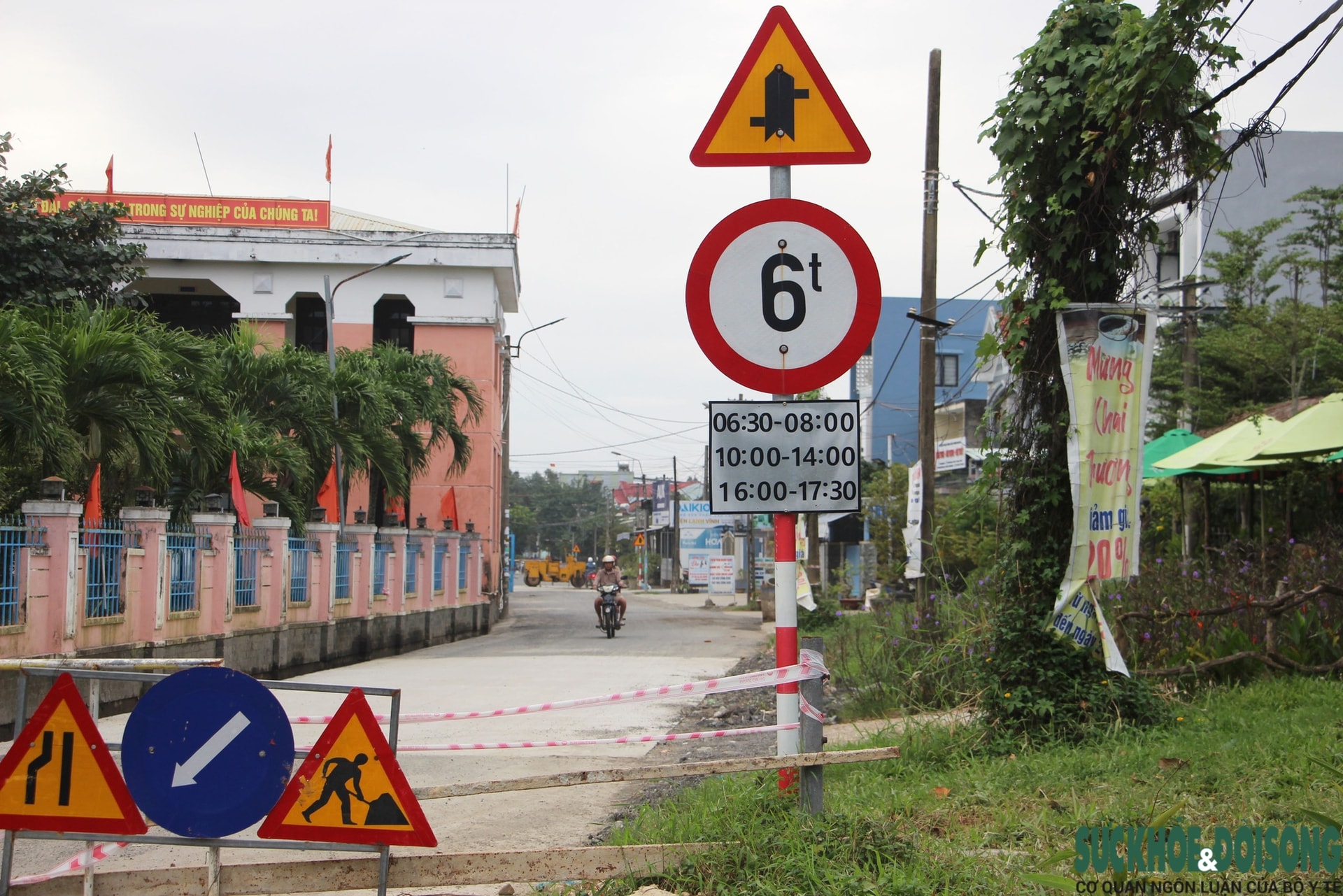 Cận cảnh ô tô ào ạt 'chui' vào đường làng để né trạm thu phí trên Quốc lộ 1- Ảnh 9.