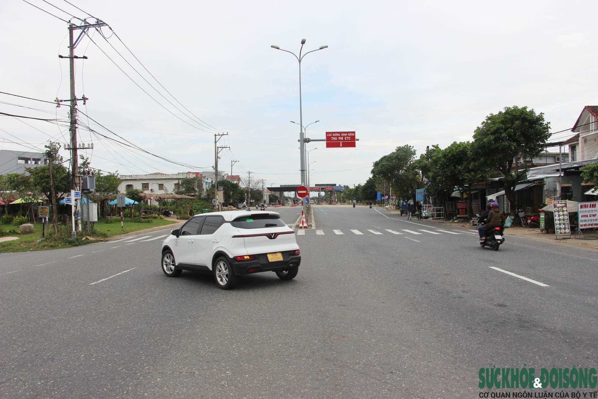 Cận cảnh ô tô ào ạt 'chui' vào đường làng để né trạm thu phí trên Quốc lộ 1- Ảnh 10.