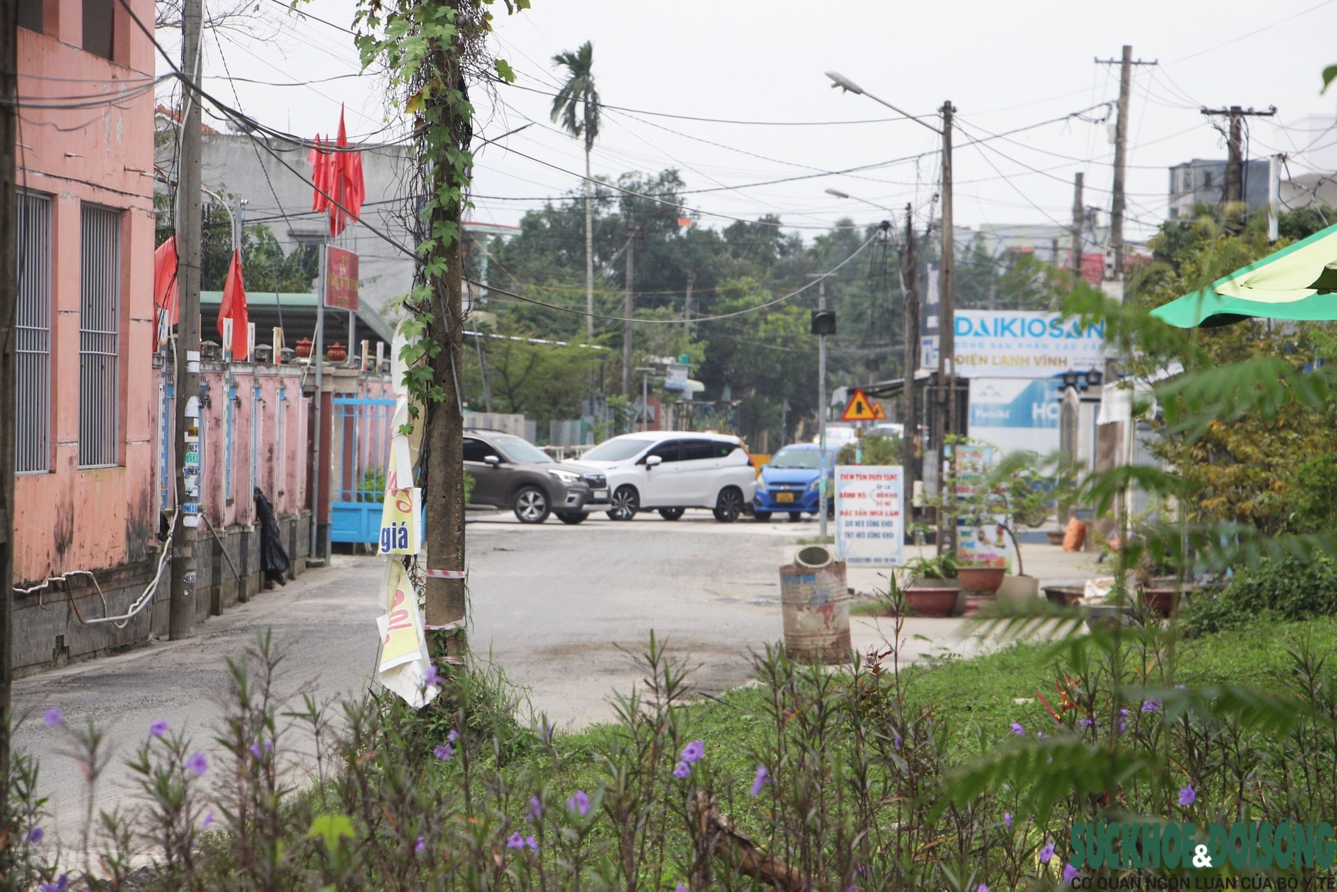 Cận cảnh ô tô ào ạt 'chui' vào đường làng để né trạm thu phí trên Quốc lộ 1- Ảnh 13.